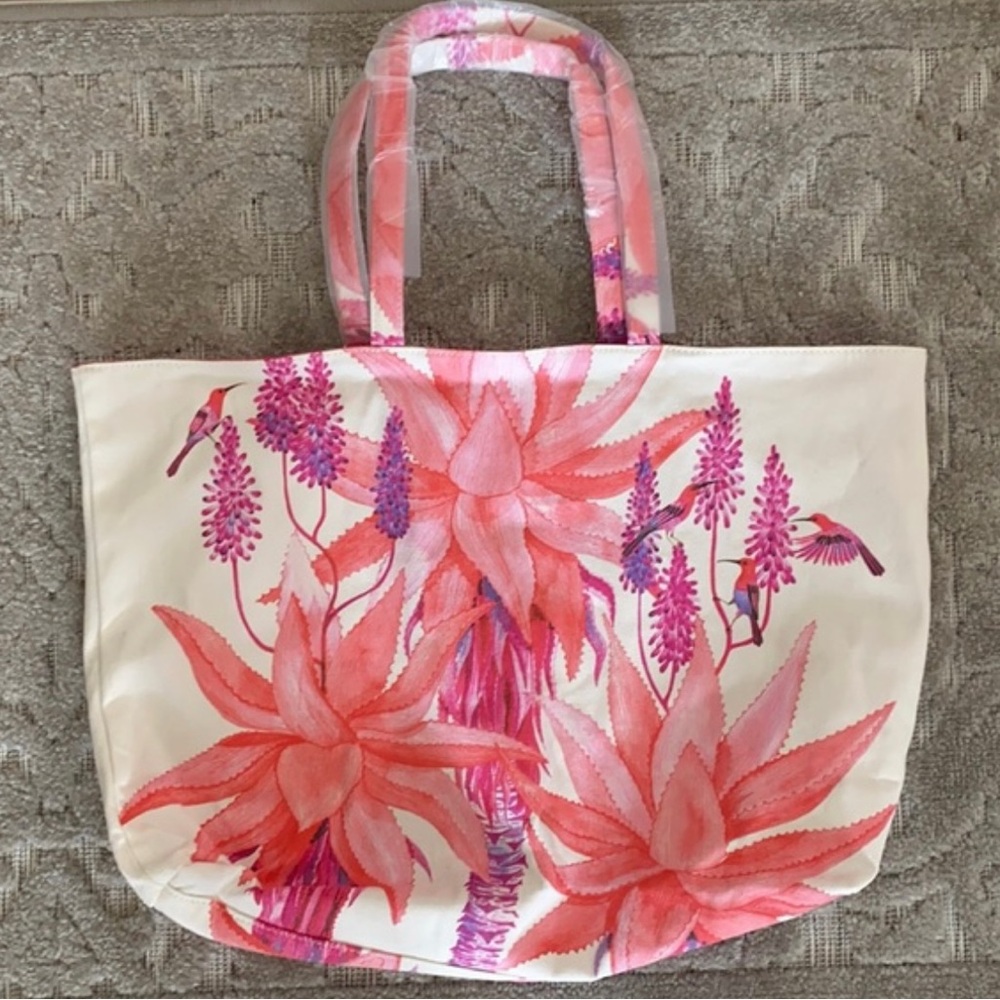 A beautiful Estée Lauder bag. This is new never used
